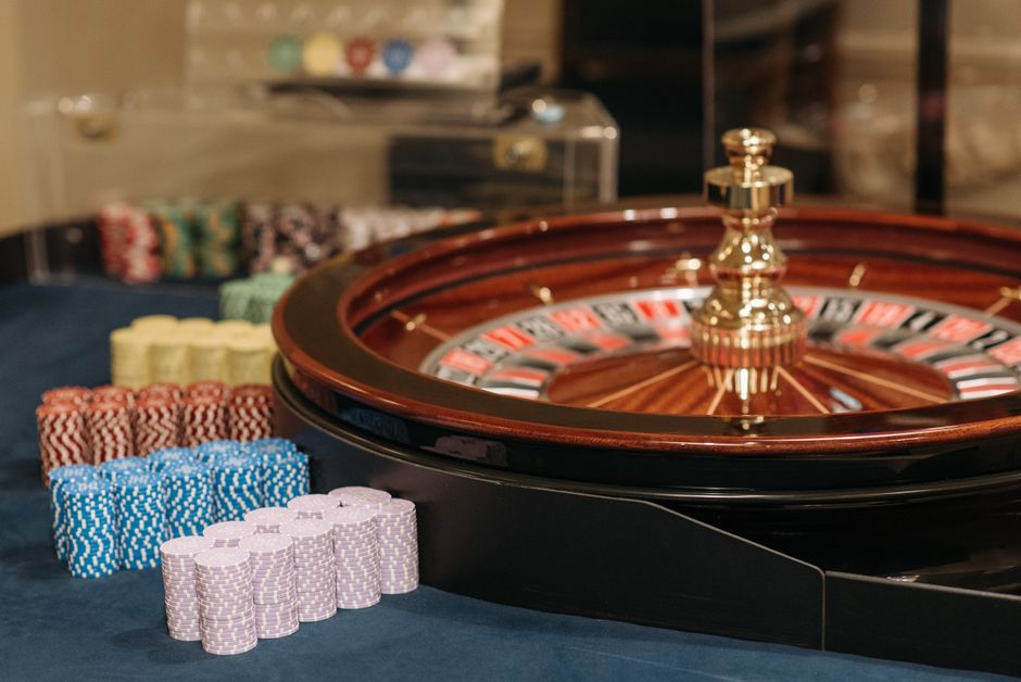 150 Freispiele für 1 Euro 2026: Aktuelle Angebote: Roulette-Kessel und Jetons auf einem Casinotisch — Symbolbild zum Bonusvergleich ohne Einzahlung